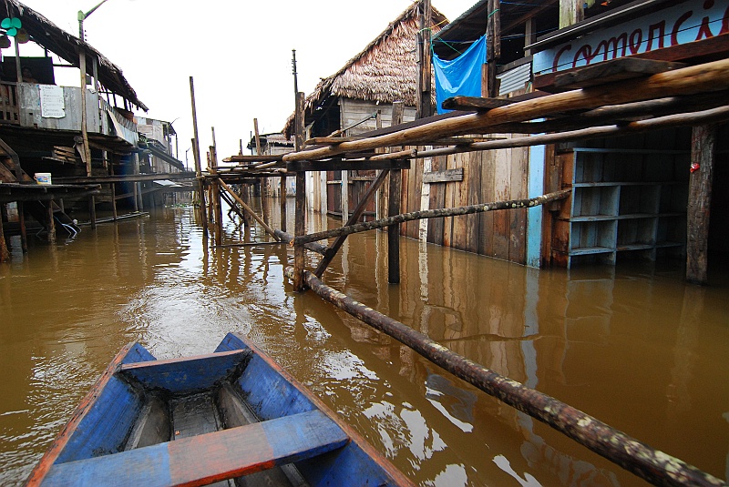 Laura i Astronom_super-150.JPG - Bliżej miasta pomiędzy domkami można przemieszczać się na prowizorycznie skleconych kładkach. (Zdjęcie: Laura i Astronom)